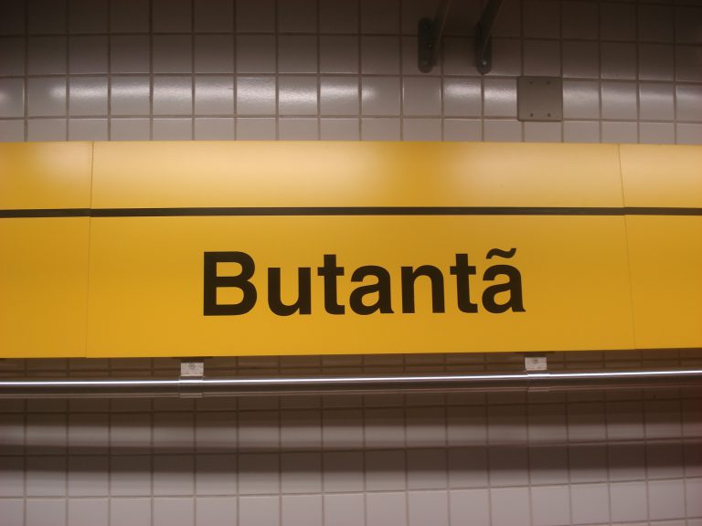 O Bairro é contemplado por estação de metrô, linha de ônibus e ciclovia