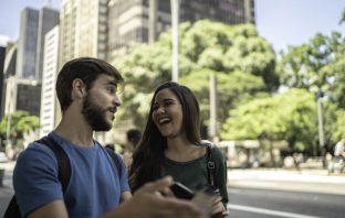 estudantes andando por bairro de são paulo