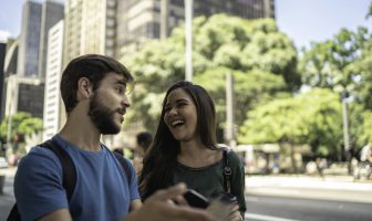 estudantes andando por bairro de são paulo