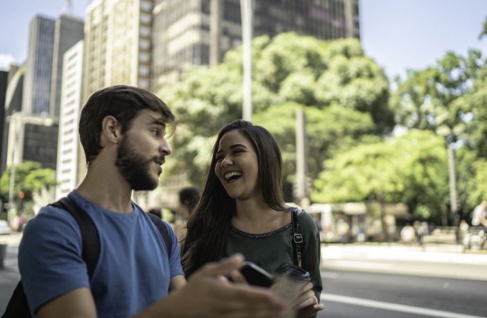 estudantes andando por bairro de são paulo