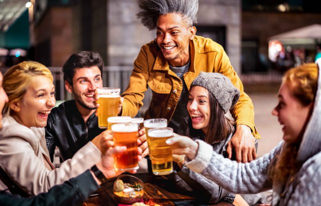 amigos-felizes-bebendo-cerveja-no-jardim-da-cervejaria-ao-ar-livre_11zon