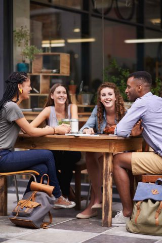 nada-melhor-do-que-a-companhia-de-amigos-um-grupo-de-jovens-amigos-sentados-em-um-cafe-na-calcada_11zon