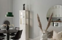 Sala de estar decorada com espelho