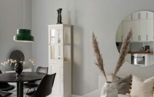 Sala de estar decorada com espelho