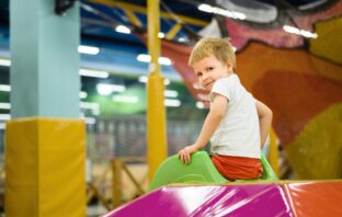 Criança brincando em espaço e Moema.