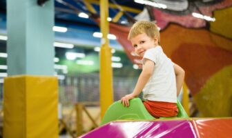 Criança brincando em espaço e Moema.
