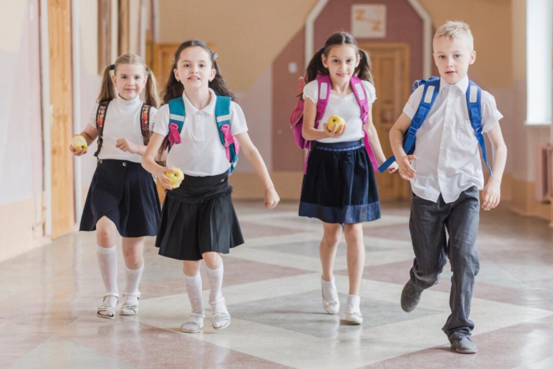 Crianças brincando em escola em Moema.