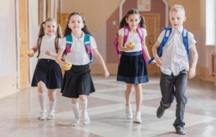 Crianças brincando em escola em Moema.