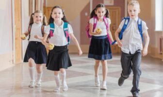 Crianças brincando em escola em Moema.