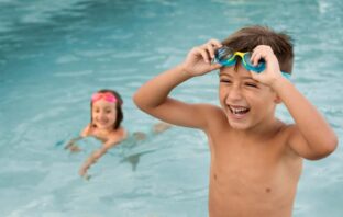 Crianças felizes na aula de natação no bairro Moema.