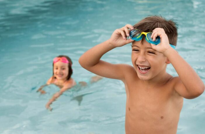 Crianças felizes na aula de natação no bairro Moema.