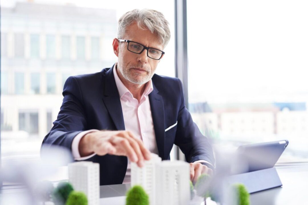 Pessoa decidindo onde investir no bairro Moema