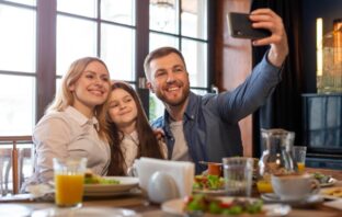 Família feliz almoçando e restaurante no bairro Moema.