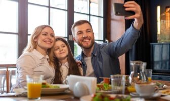 Família feliz almoçando e restaurante no bairro Moema.