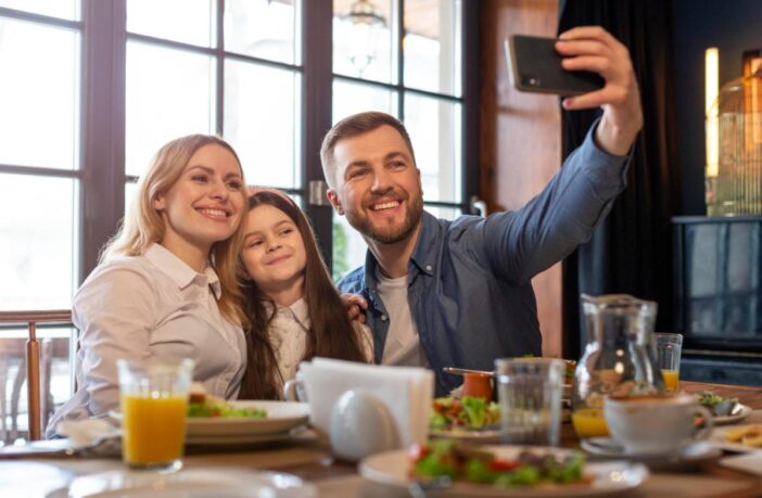 Família feliz almoçando e restaurante no bairro Moema.