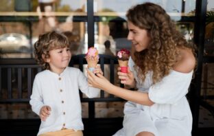 Família tomando sorvete em sorveteria de Moema