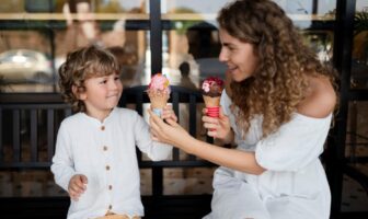 Família tomando sorvete em sorveteria de Moema