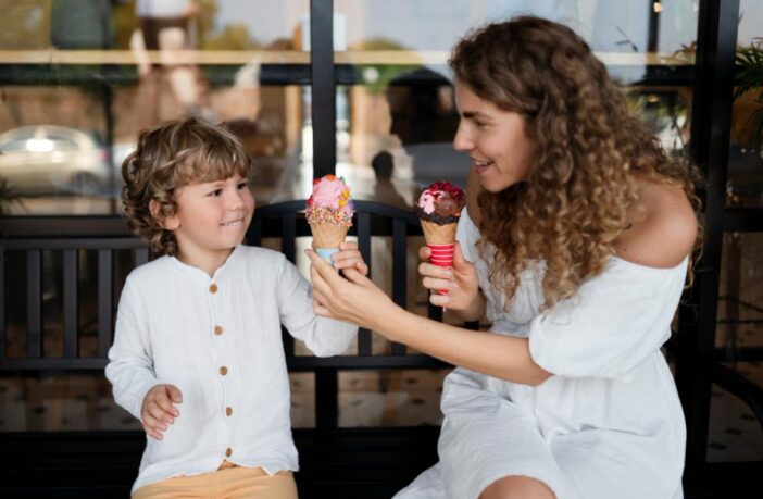 Família tomando sorvete em sorveteria de Moema