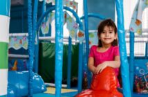 Menina brincando em área kids de restaurante em Moema.