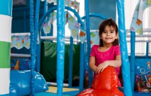 Menina brincando em área kids de restaurante em Moema.
