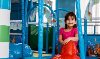 Menina brincando em área kids de restaurante em Moema.