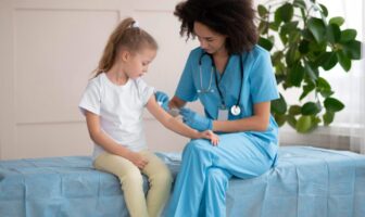 Menina fazendo exame de sangue em um laboratório no Moema.