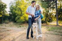 Casal passeando com cachorro em Moema