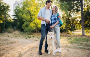 Casal passeando com cachorro em Moema
