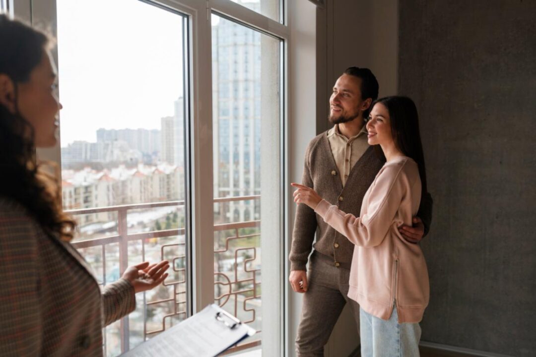 Casal visitando apartamento R2V à venda em Moema.