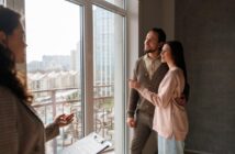 Casal visitando apartamento à venda em Moema