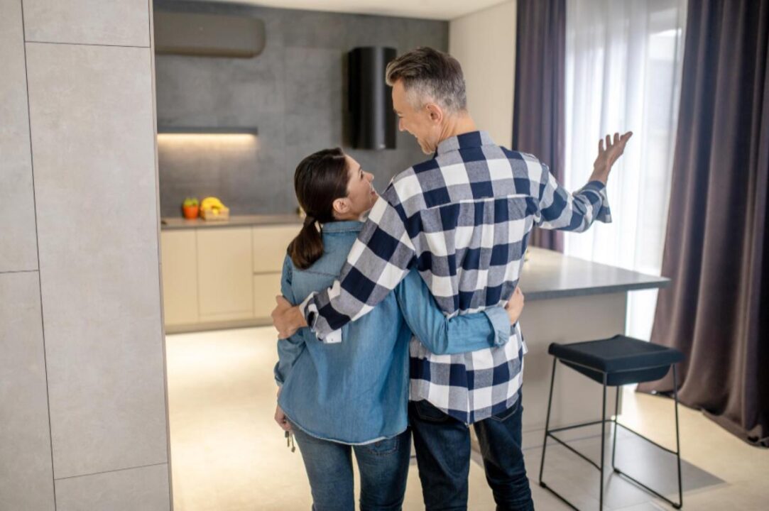 Casal visitando apartamento decorado