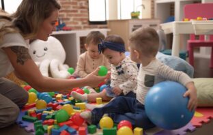 Crianças brincando em berçário no bairro Moema.