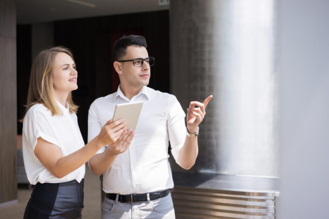 Executivo visitando imóvel em Moema