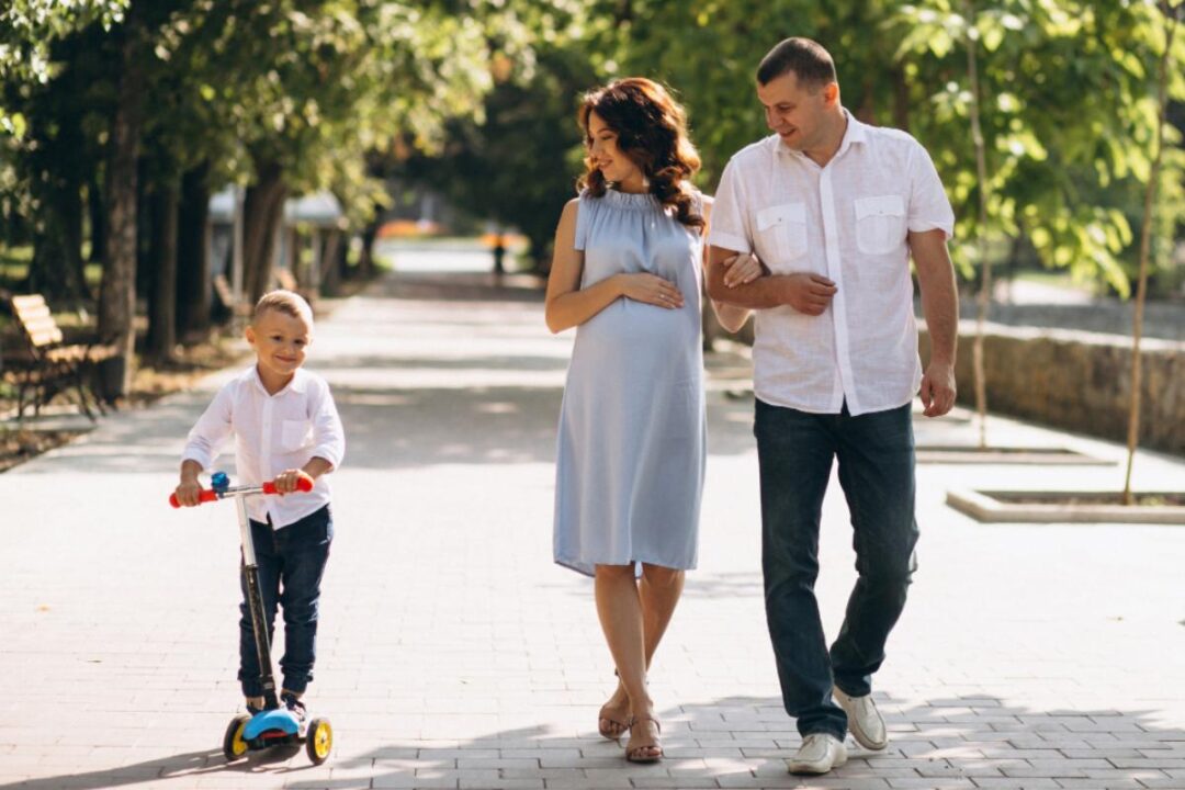 Família caminhando em parque no bairro Moema