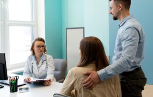 Médica atendendo casal em hospital de Moema