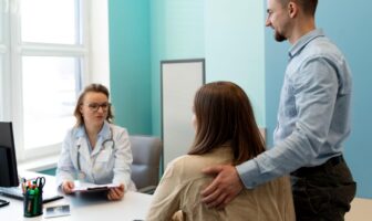 Médica atendendo casal em hospital de Moema