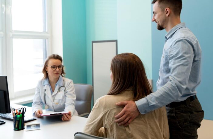 Médica atendendo casal em hospital de Moema