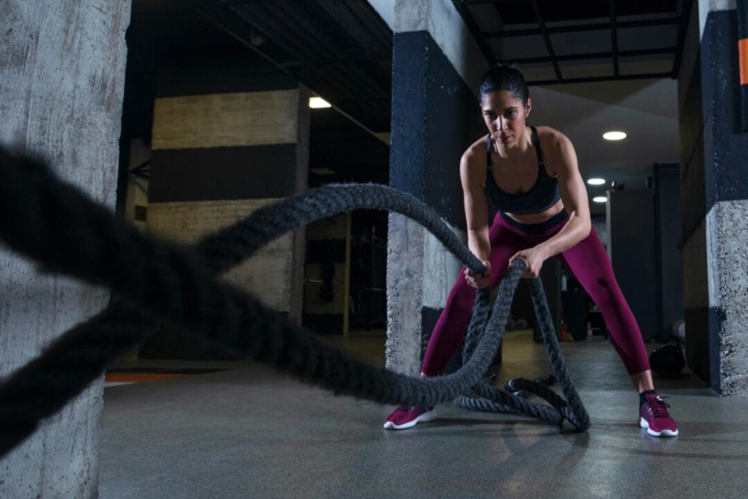 Mulher fazendo crossfit em Moema
