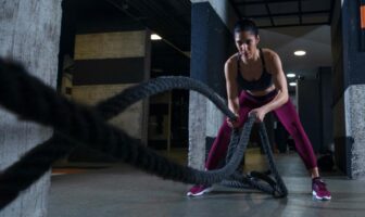 Mulher fazendo crossfit em Moema