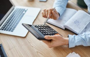 Pessoa calculando a renda para HIS ou HMP