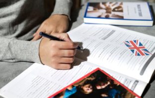 Estudante estudando em escola de idioma em Moema