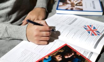 Estudante estudando em escola de idioma em Moema
