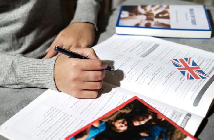 Estudante estudando em escola de idioma em Moema