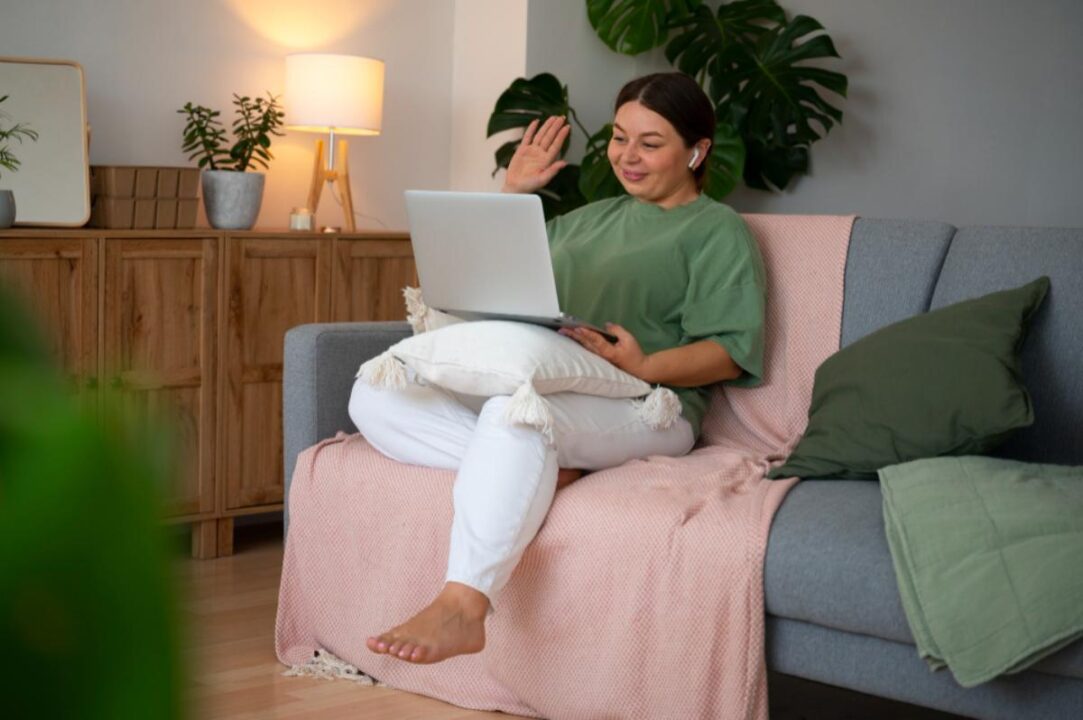 Profissional hospedada em NR durante viagem de trabalho realizando uma reunião remota.