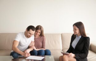Casal comprando apartamento em Moema