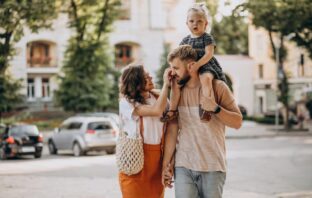 Família caminhando em Moema