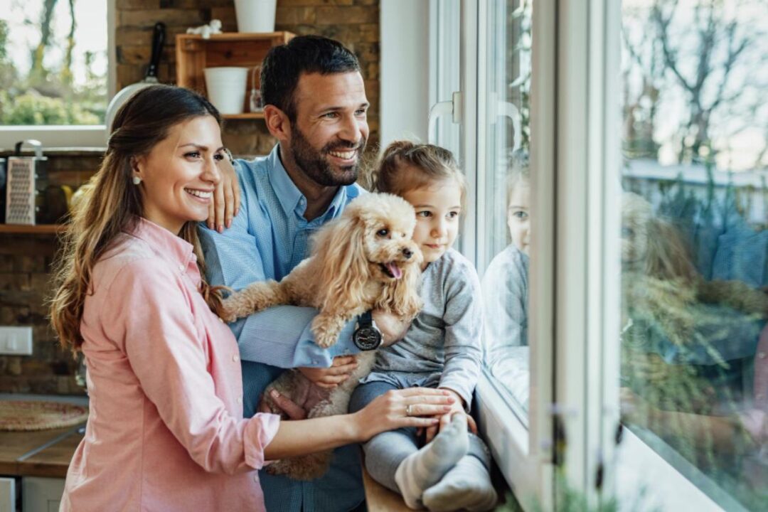 Família feliz morando em Moema