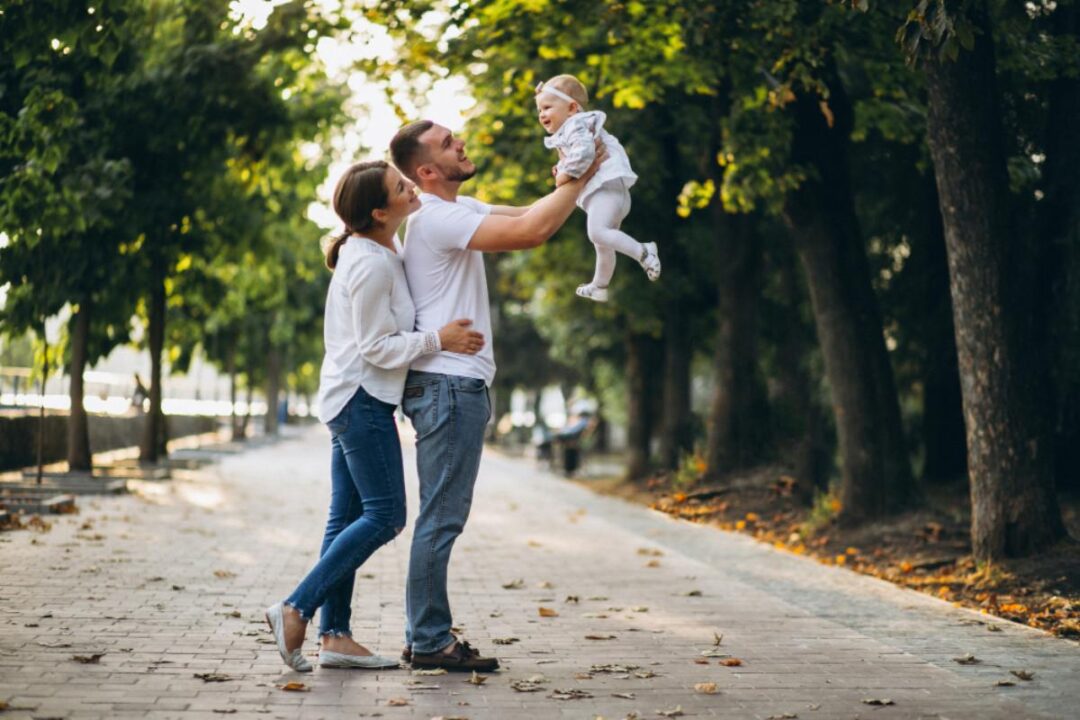 Família feliz passeando por Indianópolis