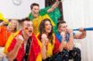 Amigos assistindo a Copa do Mundo em São Paulo