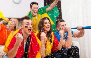Amigos assistindo a Copa do Mundo em São Paulo